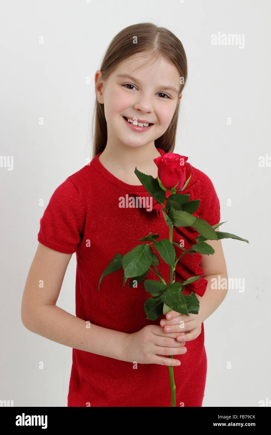 Kleine Mädchen und rote Rosen Stockfoto