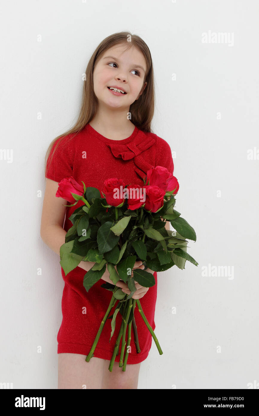 Kleine Mädchen und rote rose Stockfoto