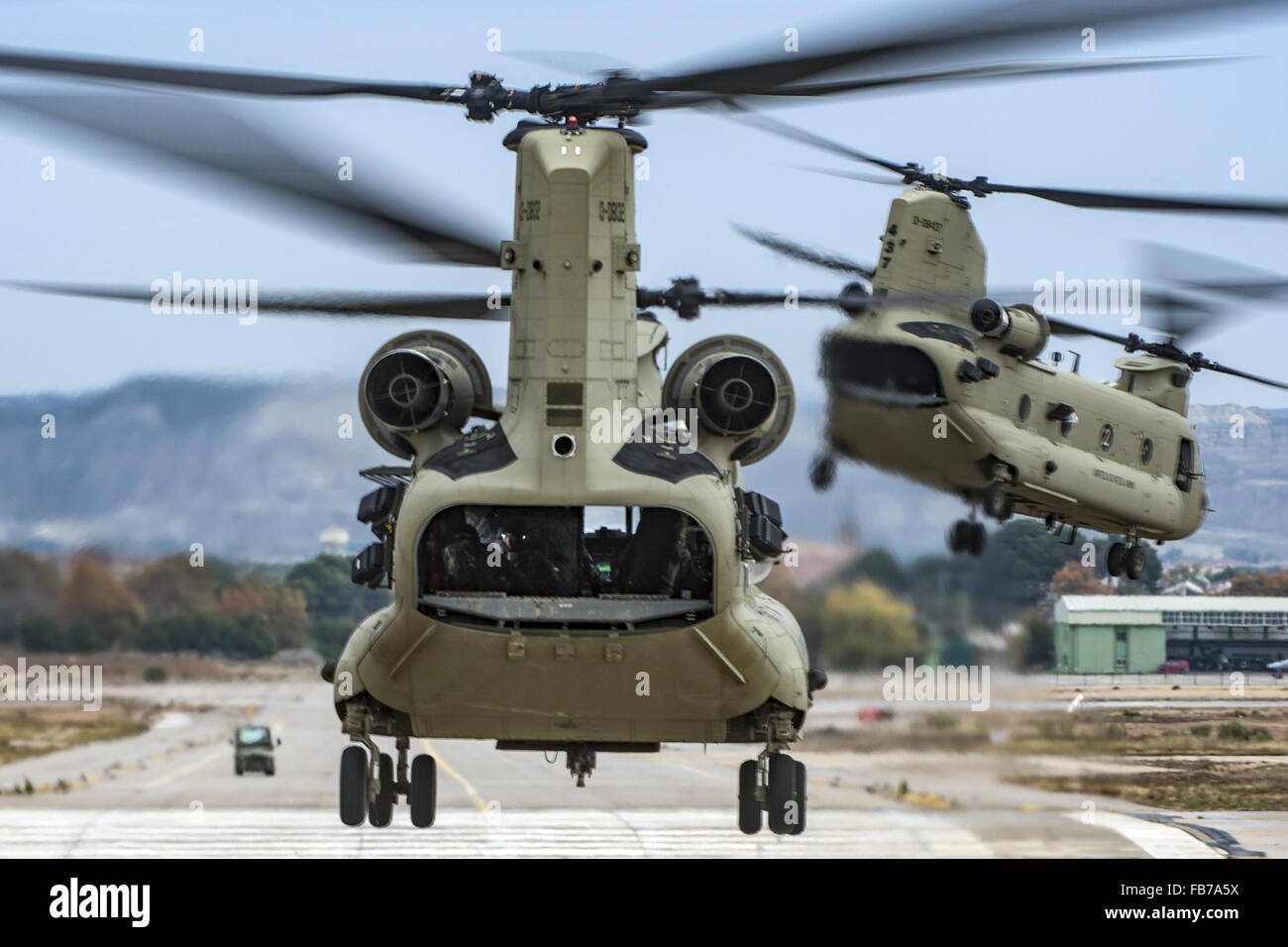 Zwei CH-47F Chinook-Hubschrauber abheben. Boeing CH-47 Chinook, amerikanische zweimotorige, Tandem Rotor Schwerlast-Hubschrauber. Stockfoto