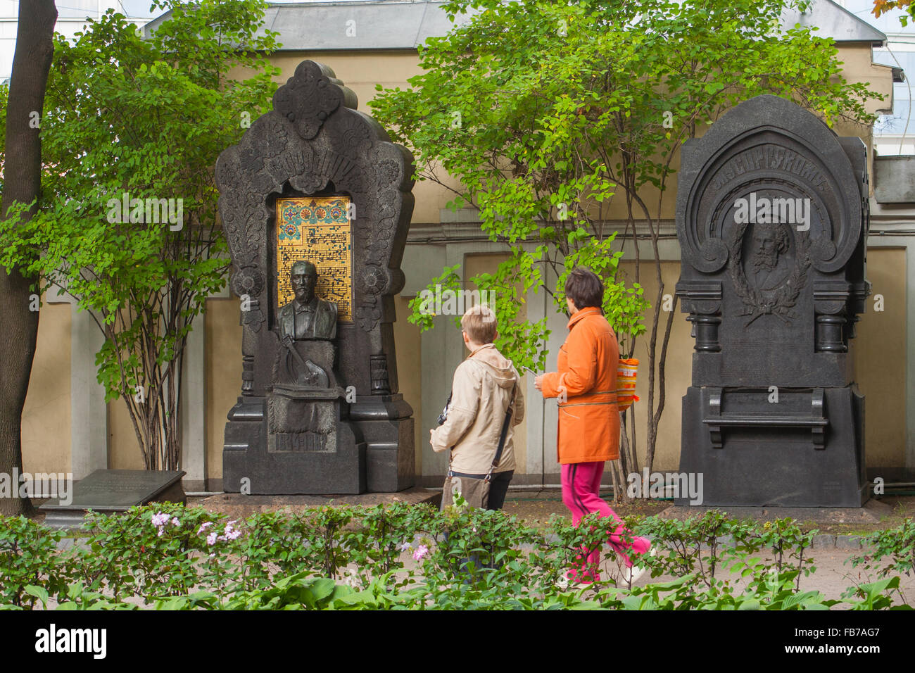 Gräber der Komponist Alexander Borodin und bescheidene Mussogsky, Tichwin-Friedhof, Alexander Nevsky Monastery, St. Petersburg, Russland Stockfoto