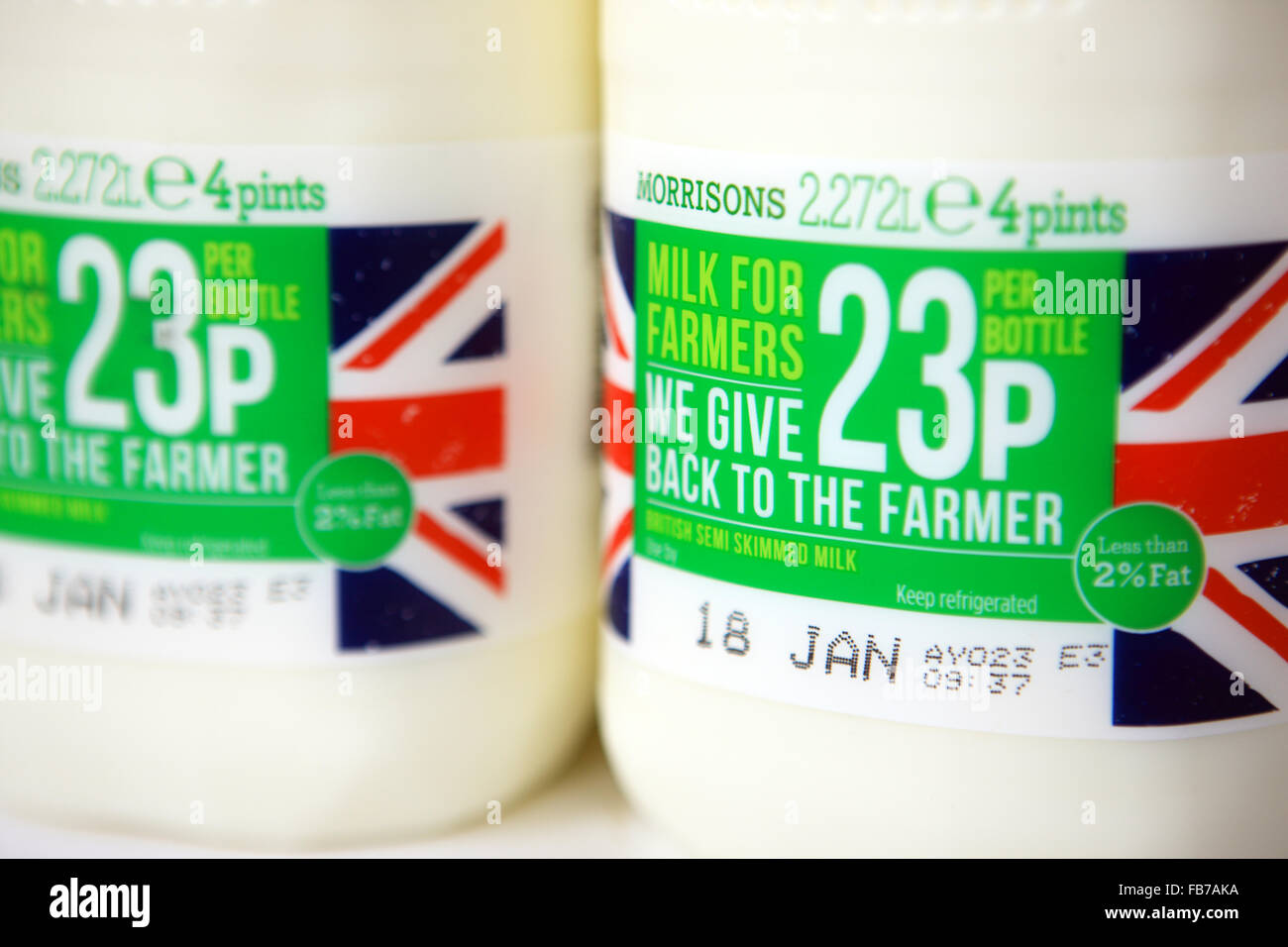 Milchtüten von Morrisons besagt, dass Landwirte 23 p pro Flasche die Bauern nach Supermarkt Milch Krise Zeile abrufen Stockfoto
