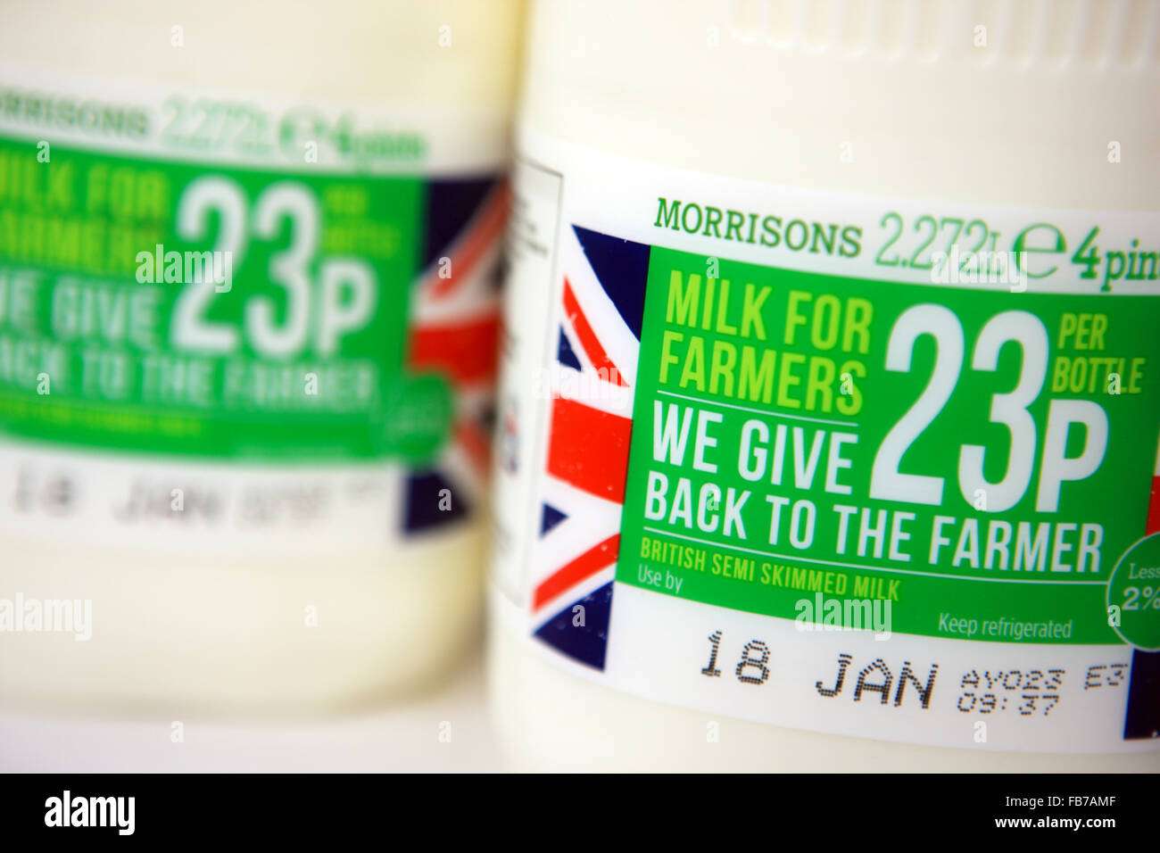 Milchtüten von Morrisons besagt, dass Landwirte 23 p pro Flasche die Bauern nach Supermarkt Milch Krise Zeile abrufen Stockfoto