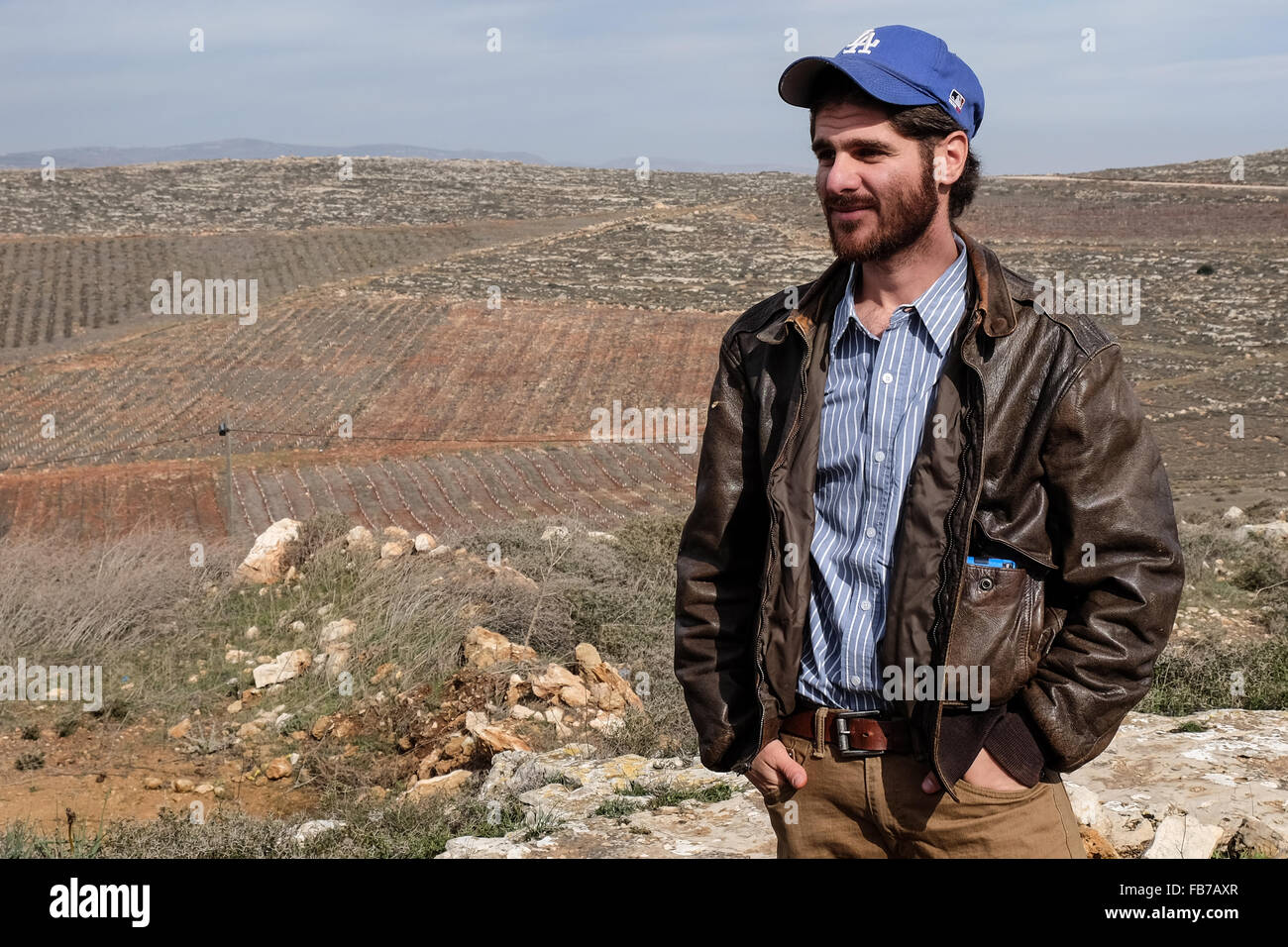 ESH Kodesh, West Bank. 11. Januar 2016. AHARON KATSOF, Wohnsitz und Lautsprecher Esh Kodesh, steht mit Blick auf seine Weinberge im Esh Kodesh israelischen Außenposten im Westjordanland in der Nähe von Shilo, unter der Jurisdiktion des Regionalrats Mateh Binyamin. Die Siedlung wurde 1999 gegründet und beherbergt heute rund 40 Familien, die es einer nicht autorisierten Gemeinschaft von Shilo betrachten, in den Prozess der immer offiziell autorisiert. Stockfoto