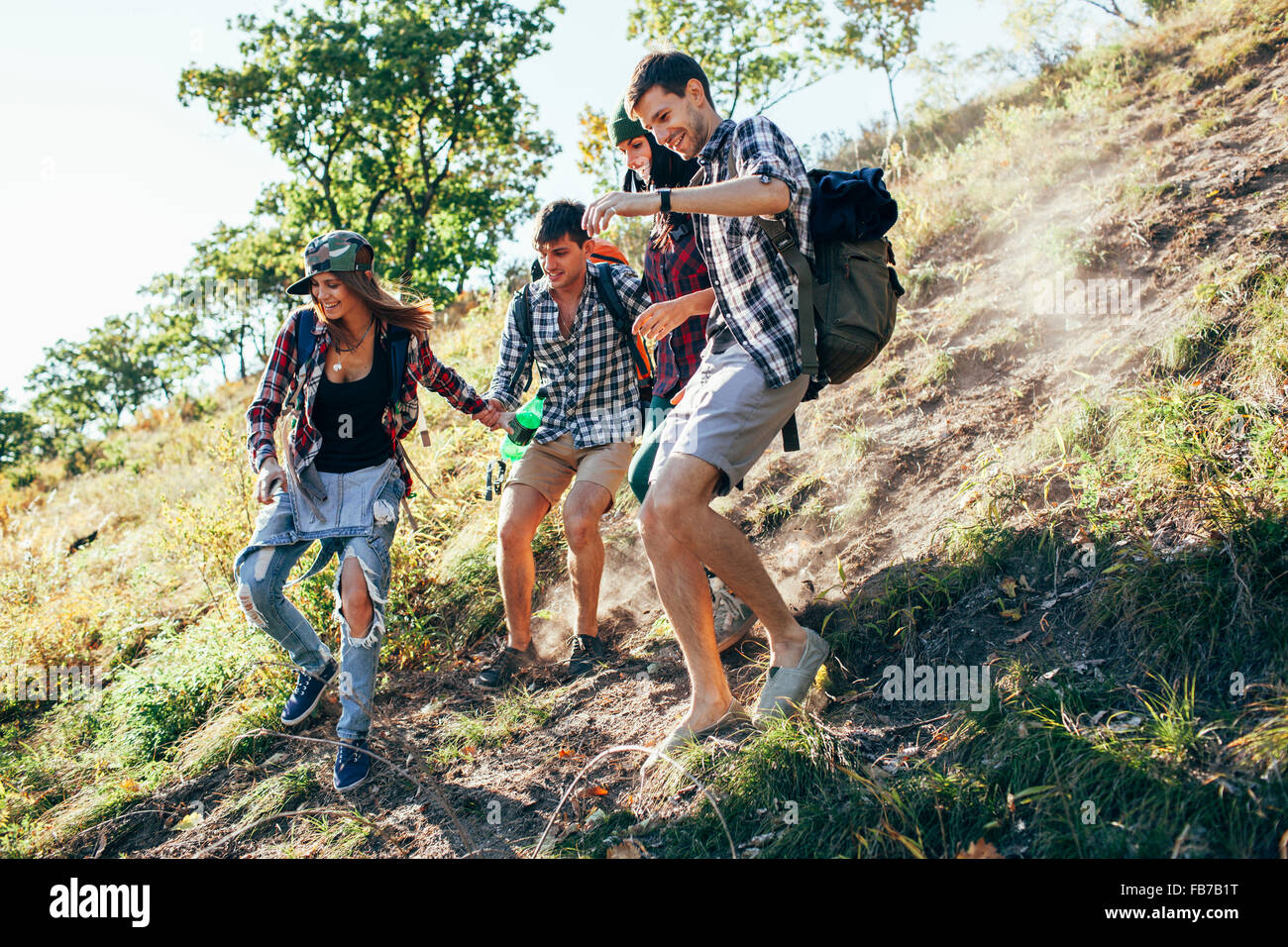 Niedrigen Winkel Ansicht von Freunden Bergbesteigung im Wald Stockfoto