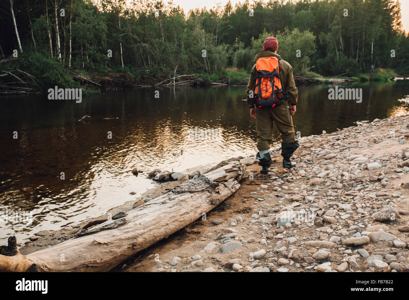 Rückansicht des Wanderer stehen am Seeufer Stockfoto