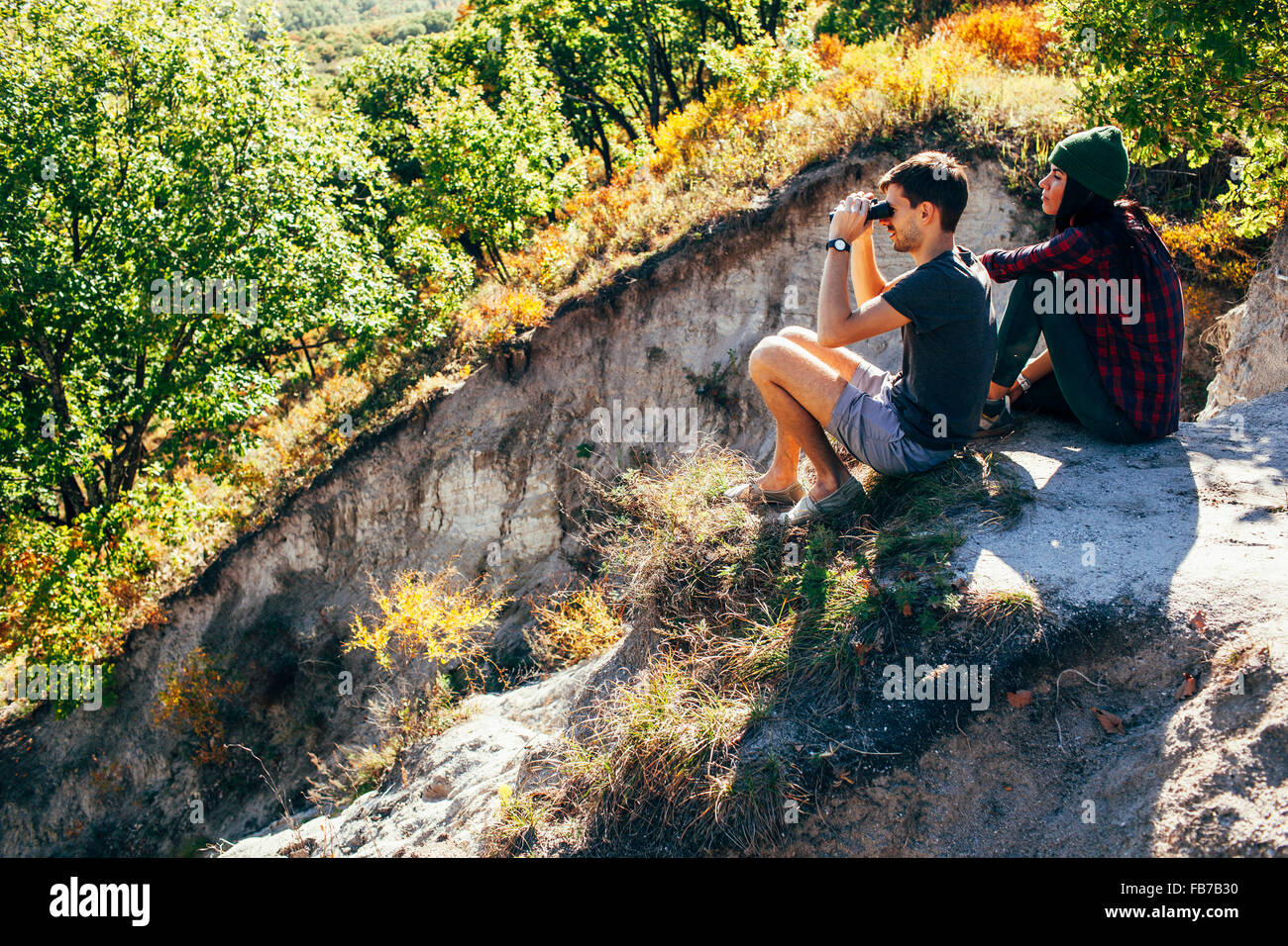 Erhöhte Ansicht von Freunden sitzen auf Berg in Wald Stockfoto