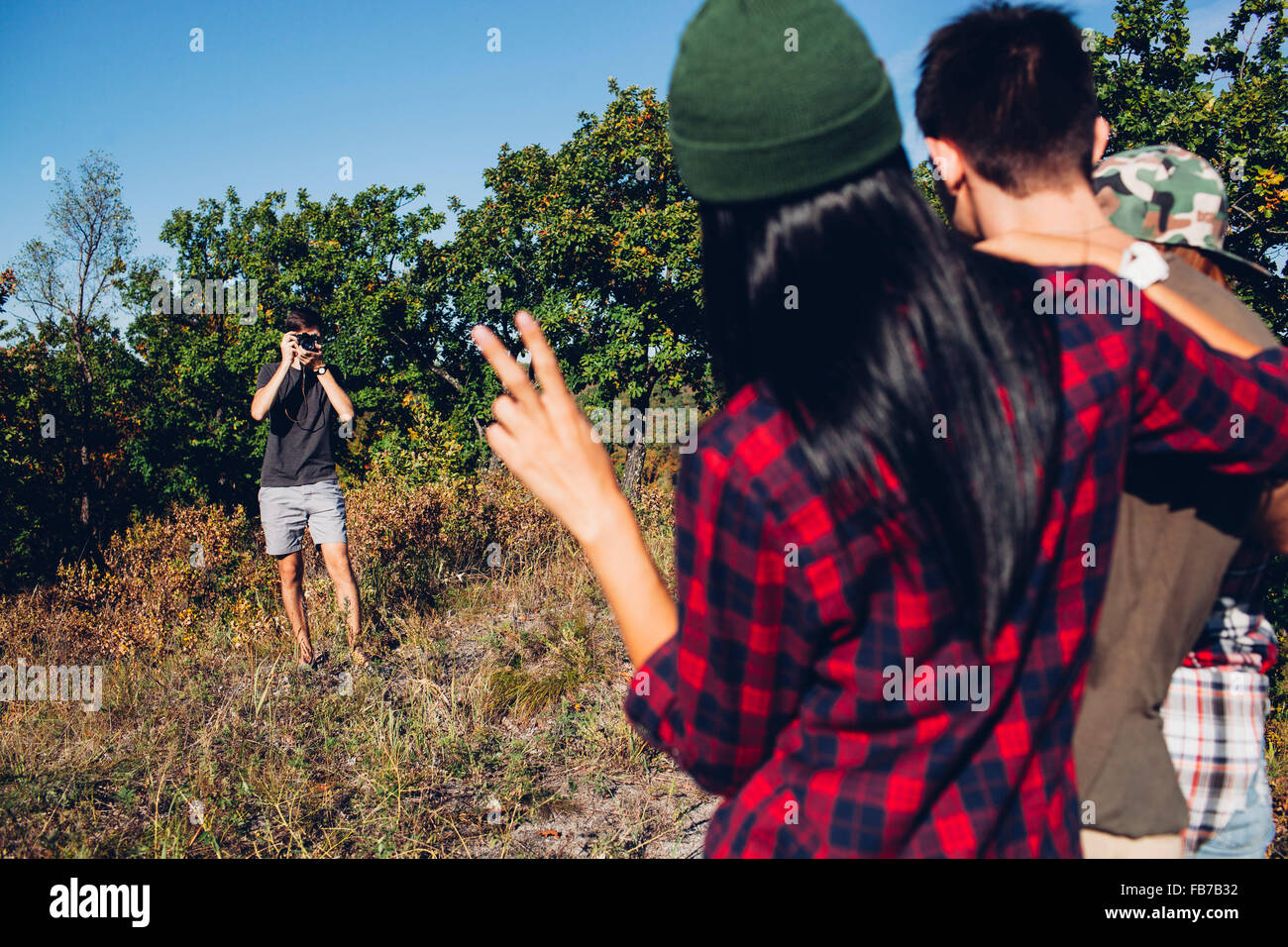 Menschen fotografieren Freunde im Wald Stockfoto