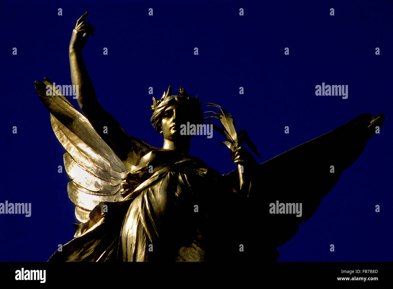 Queen Victoria Memorial, London, England. 2000, richtig bekannt als das Victoria Memorial, ist auch bekannt als die Hochzeitstorte vor Buckingham Palace am Ende der Mall in London, England positioniert. Am oberen Rand der zentralen Pylon steht eine vergoldete bronze Nike von Samothrake, stehend auf einem Globus und Handballen als Sieger aus einer Hand. Das Victoria Memorial ist ein Denkmal für Königin Victoria, befindet sich am Ende von The Mall in London, und entworfen und ausgeführt von dem Bildhauer Sir Thomas Brock. Entworfen im Jahr 1901, war enthüllt am 16. Mai 1911, obwohl es erst 1924 fertiggestellt wurde. Es war das Zentrum Stockfoto