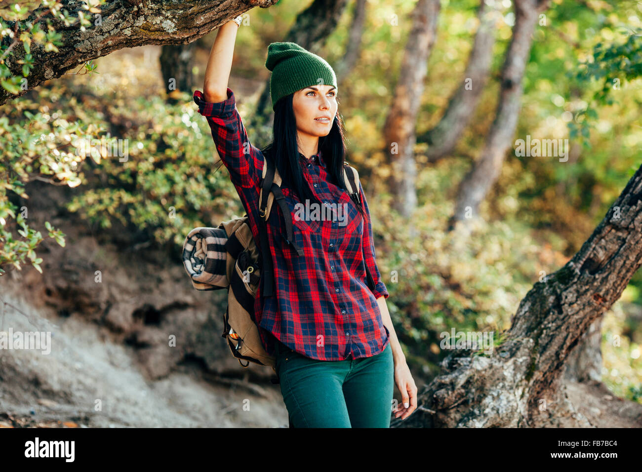 Nachdenklich weibliche Wanderer stehend im Wald Stockfoto