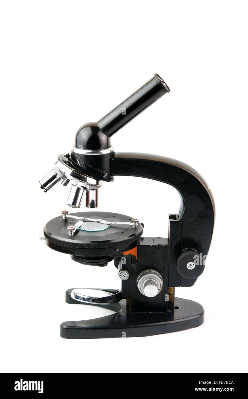 altes Mikroskop isoliert auf weißem Hintergrund Stockfoto