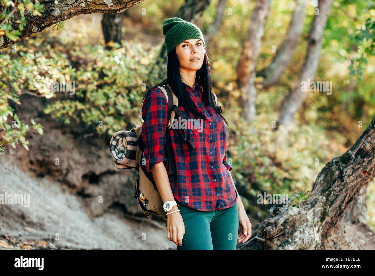 Porträt der selbstbewusste Frau im Wald wandern Stockfoto