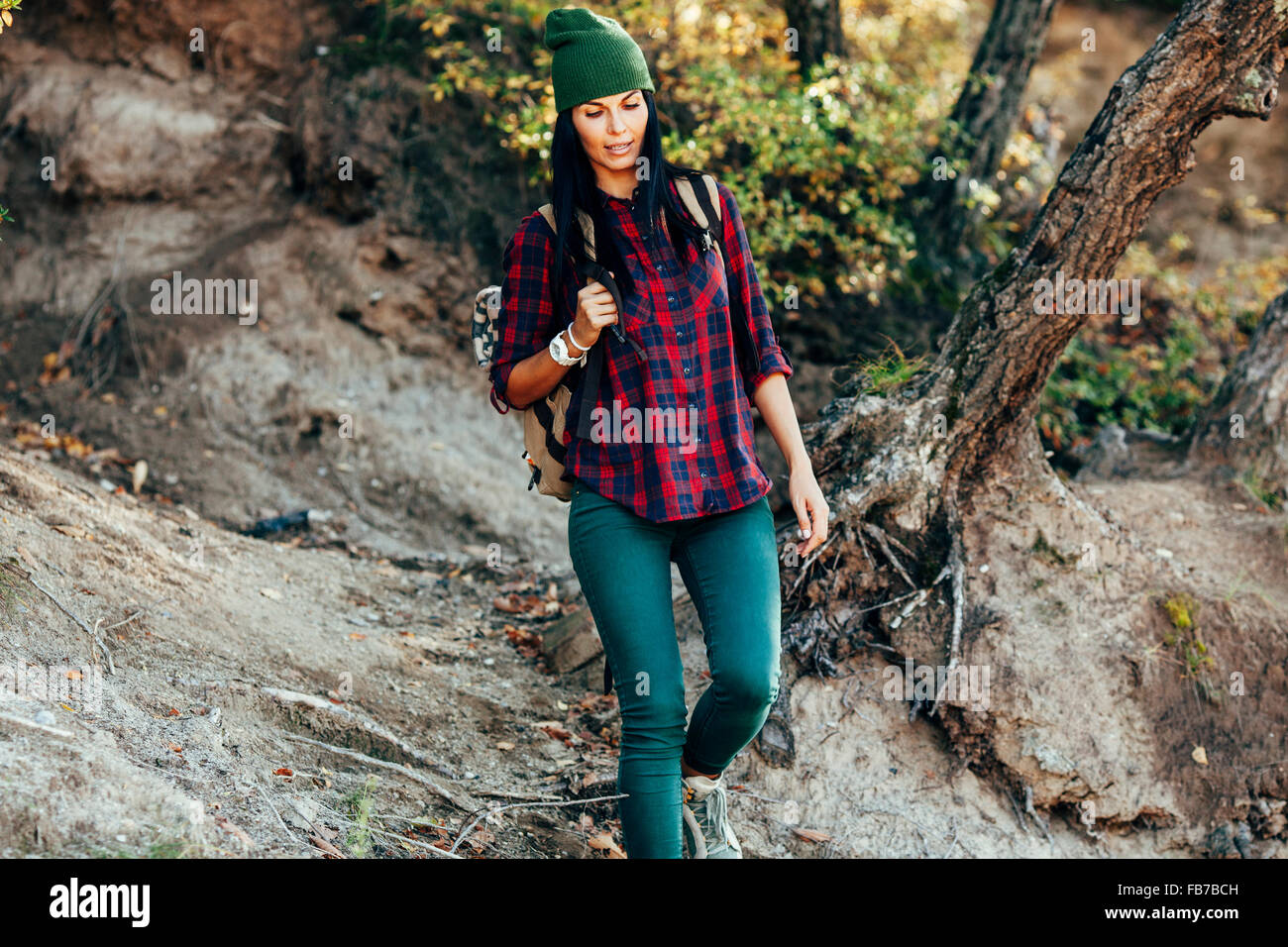 Frau in Casuals Wandern im Wald Stockfoto