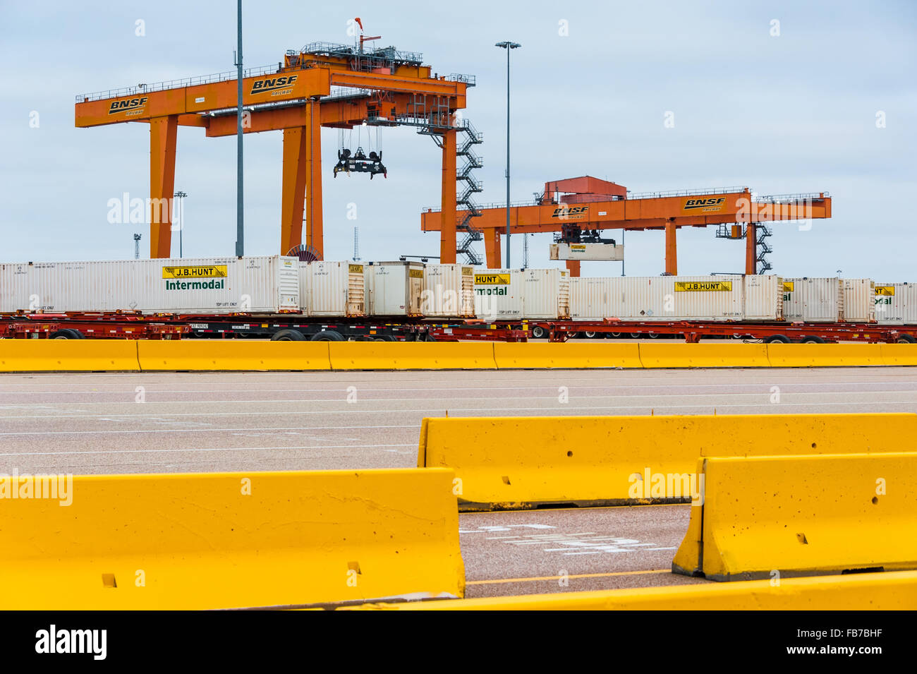 BNSF Intermodal Eisenbahn Anlage Hof in Memphis, Tennessee mit Ladekranen. USA. Stockfoto