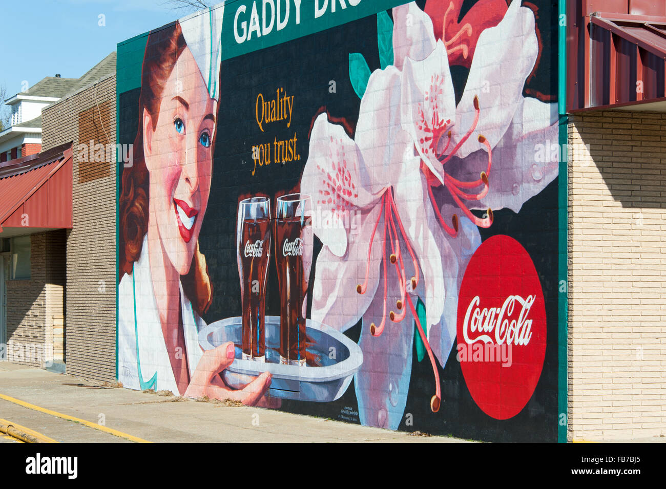 Coca-Cola Kunst Wandbild an der Seite Gaddy Medikament Apotheke (gegründet 1949) Gebäudes in Muskogee, Oklahoma, USA. Stockfoto