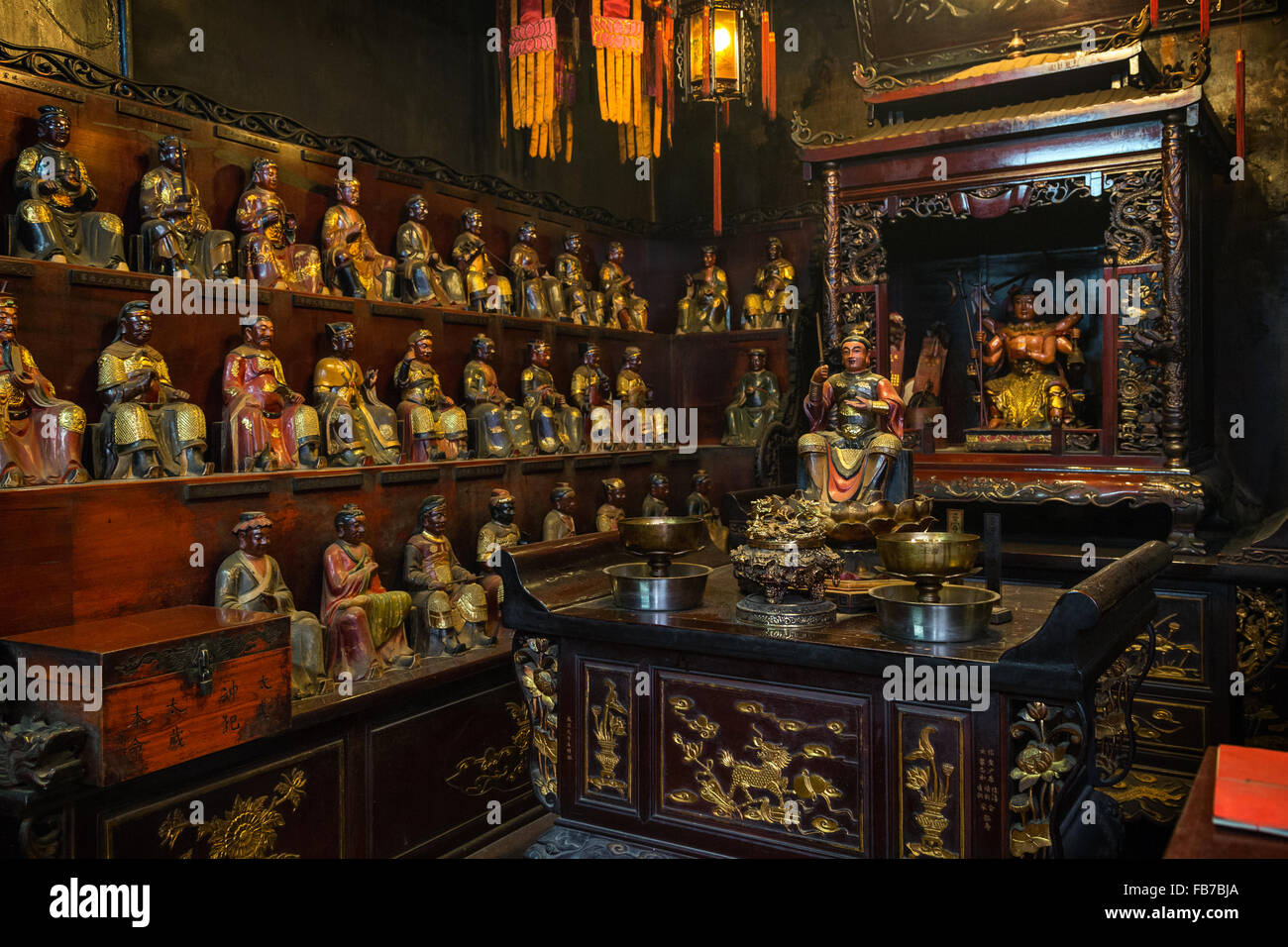 Viele Statuen der taoistische Gottheiten Mann Tai und Mo Tai in den Man Mo Tempel in Tai Po, Hong Kong, China. Stockfoto