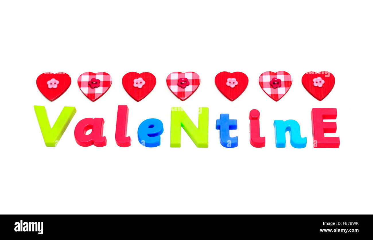 Bunte Buchstaben das Wort Valentine mit roten Knopf Herzen oben isoliert auf weißem Hintergrund Stockfoto