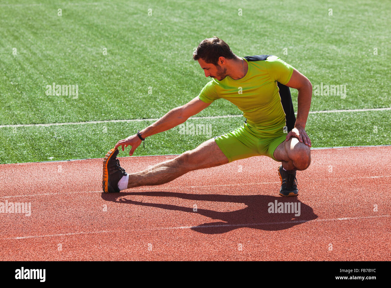 Gesamte Länge der Leichtathletin und Olympiateilnehmerin Aufwärmen auf der Rennstrecke Stockfoto