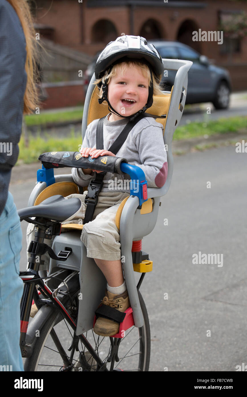 Porträt von fröhlicher Junge auf Fahrrad Rücksitz sitzen Stockfoto