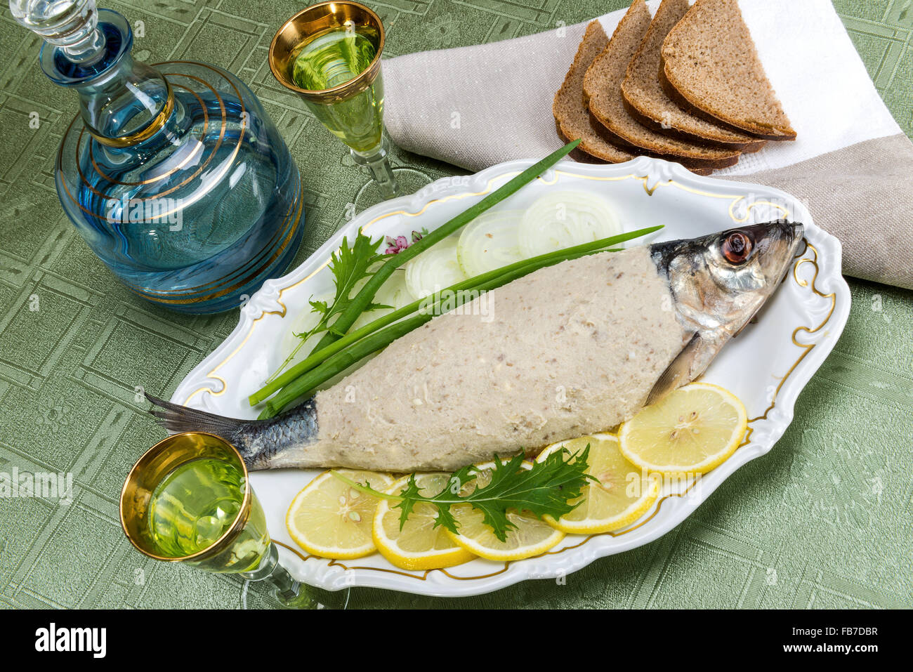 Ein traditionelles Ashkenazi jüdischen Gericht gemacht von entbeintem gehackte Hering, gemischt mit hart gekochten Eiern, Zwiebeln, Matza Mahlzeit oder Krümel Stockfoto