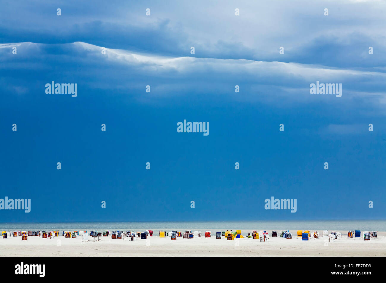 Mit Kapuze Strandkörbe am Ufer gegen bewölktem Himmel Stockfoto