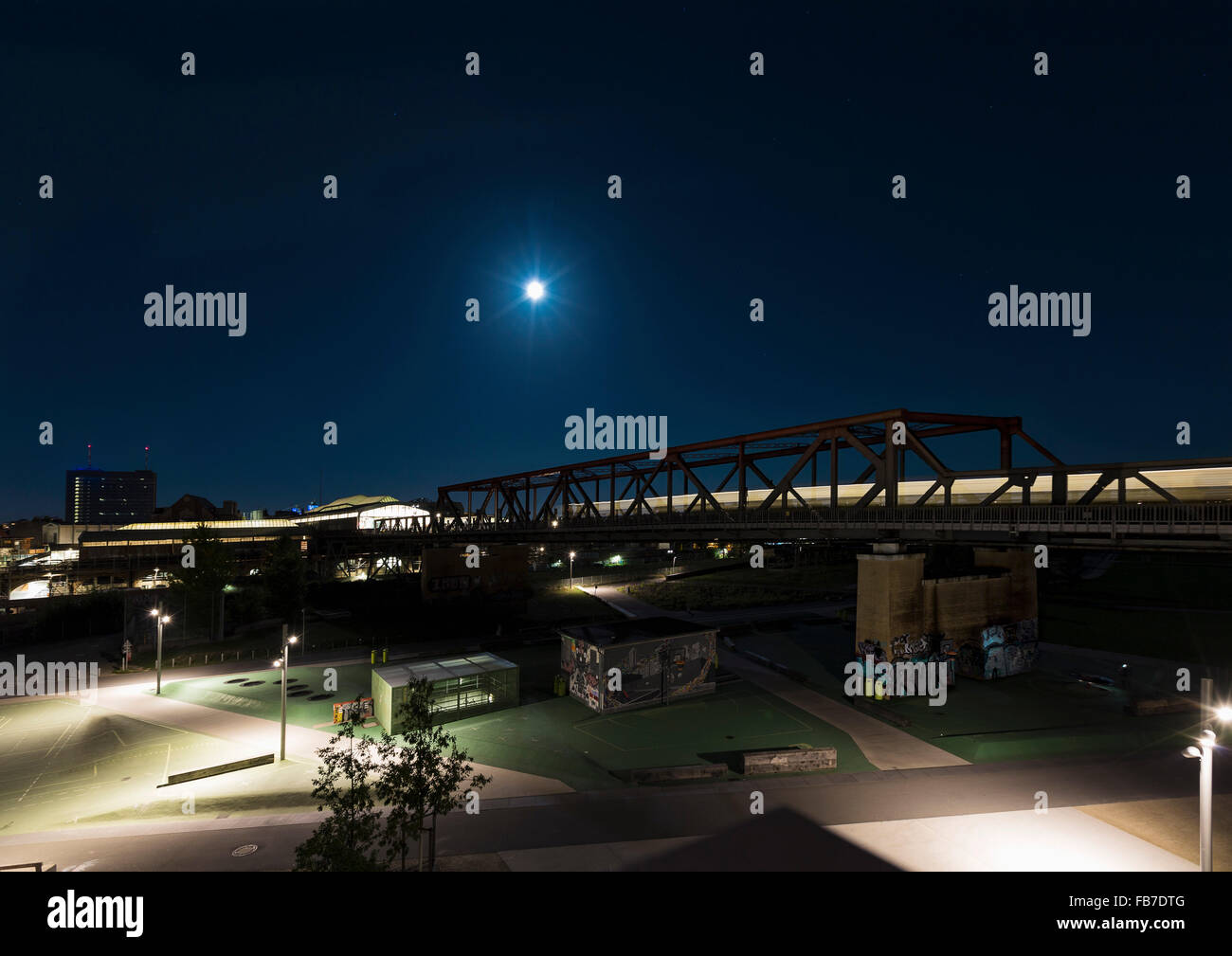 Brücke über die beleuchtete Stadtstraßen in der Nacht Stockfoto