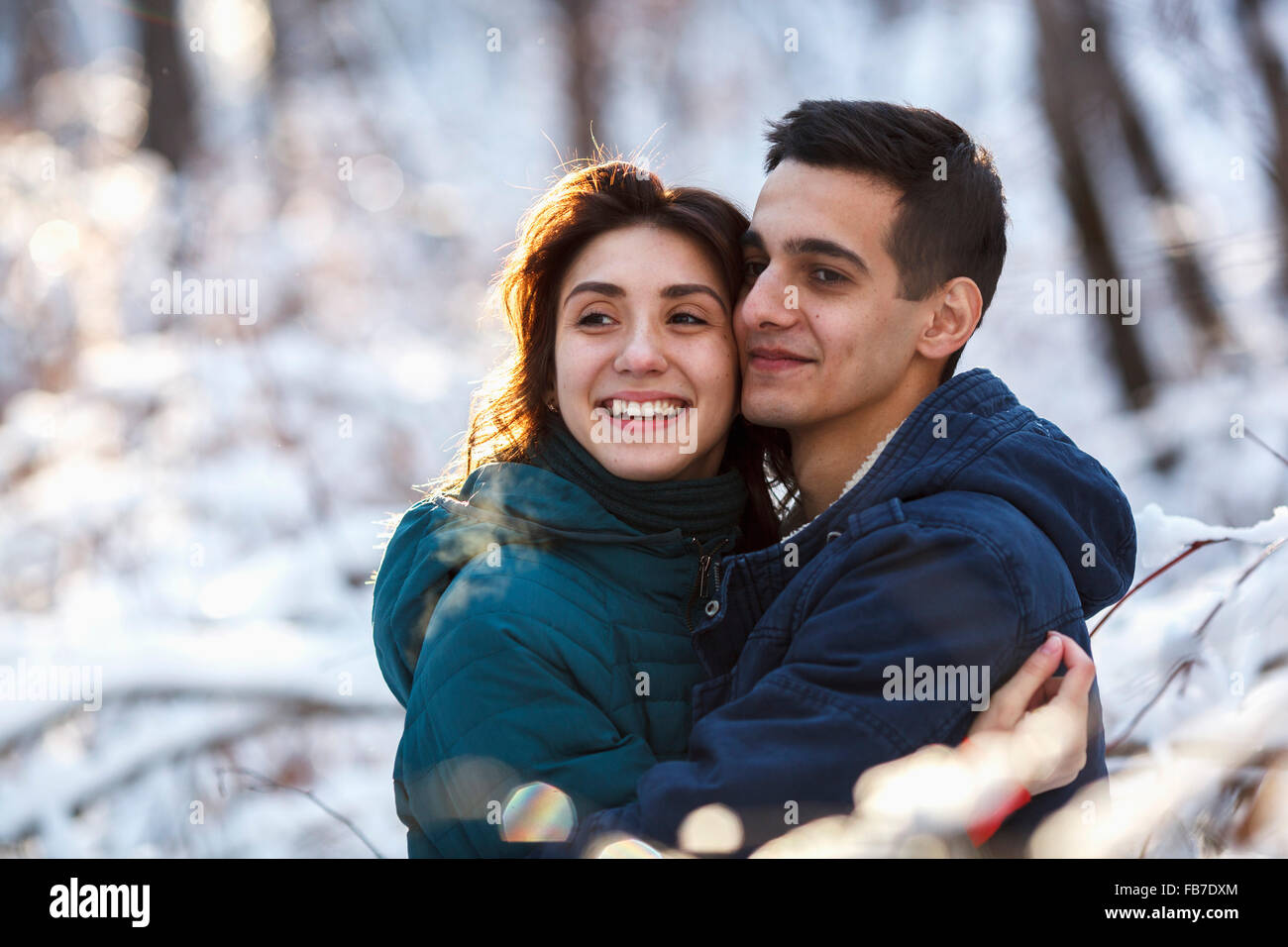 Junges Liebespaar umarmt im winter Stockfoto
