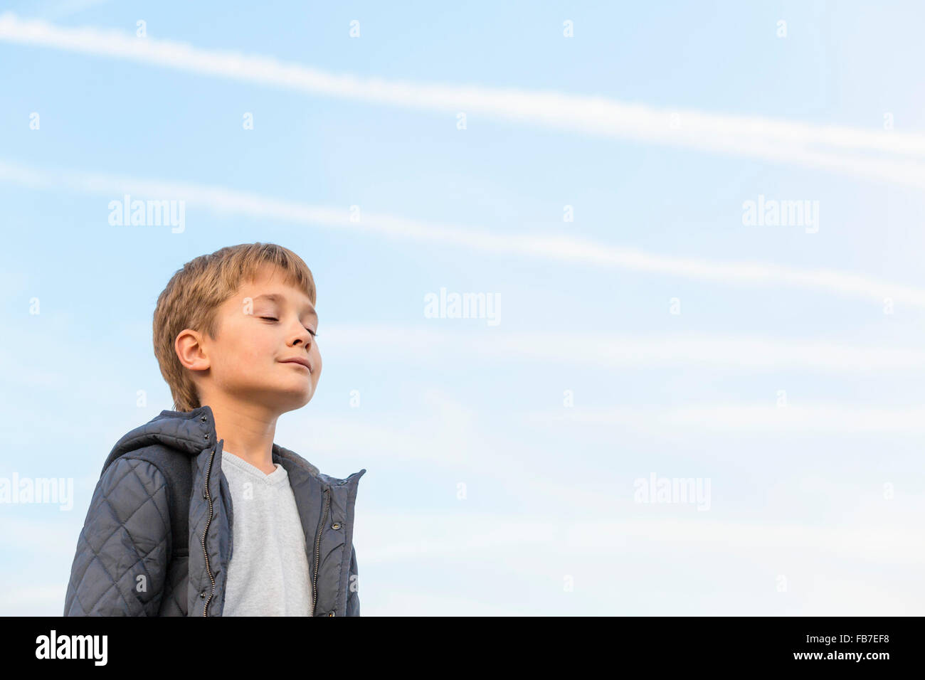 Niedrigen Winkel Ansicht eines jungen mit Augen geschlossen gegen Himmel Stockfoto