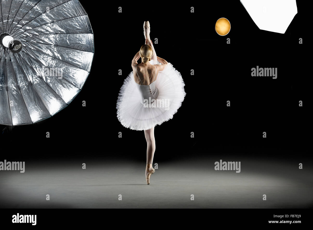 Rückansicht der Ballerina im Studio durchführen Stockfoto