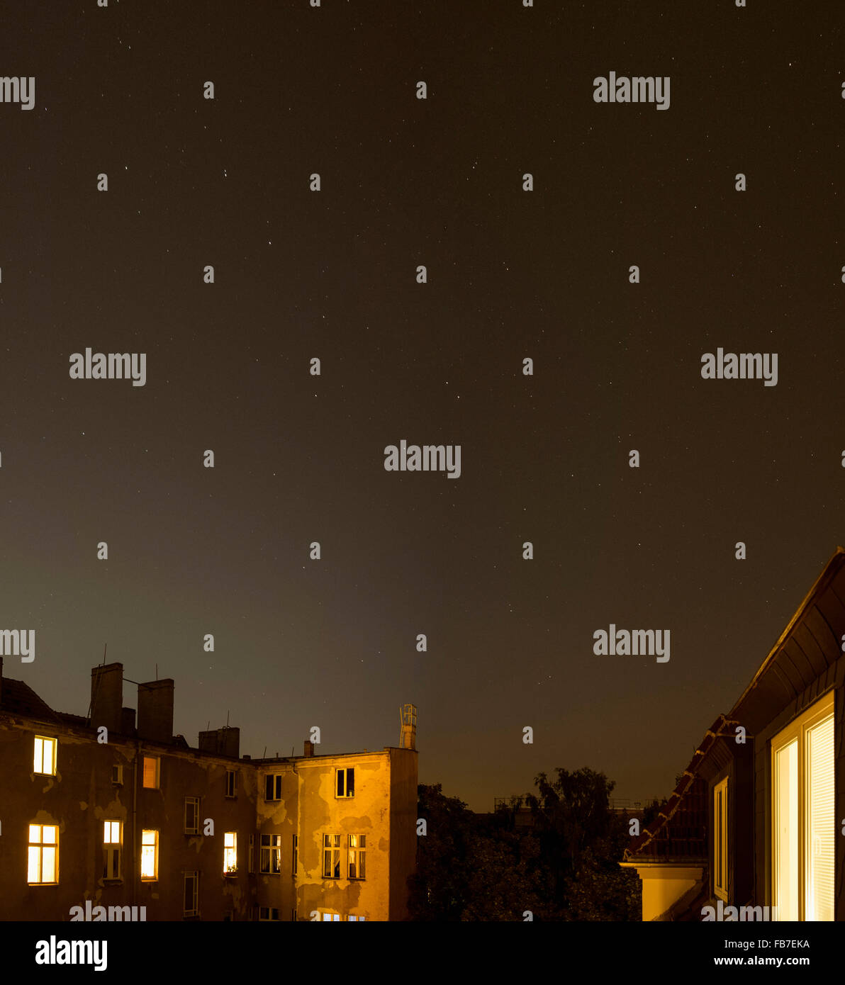 Beleuchteten Gebäuden gegen Himmel in der Nacht Stockfoto