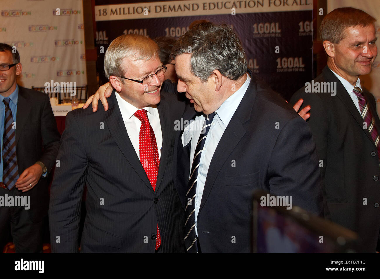 Australische Außenminister Kevin Rudd wird von ehemaligen britischen Premierminister Gordon Brown nach einer UN-Podiumsdiskussion begrüßt. Stockfoto