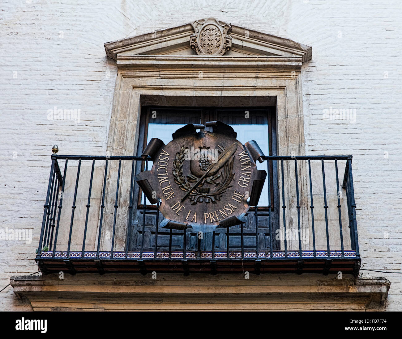 Balkon der Press Association in Granada Spanien mit dem Granatapfel-Symbol von Granada und die Feder-Symbol für Journalisten Stockfoto