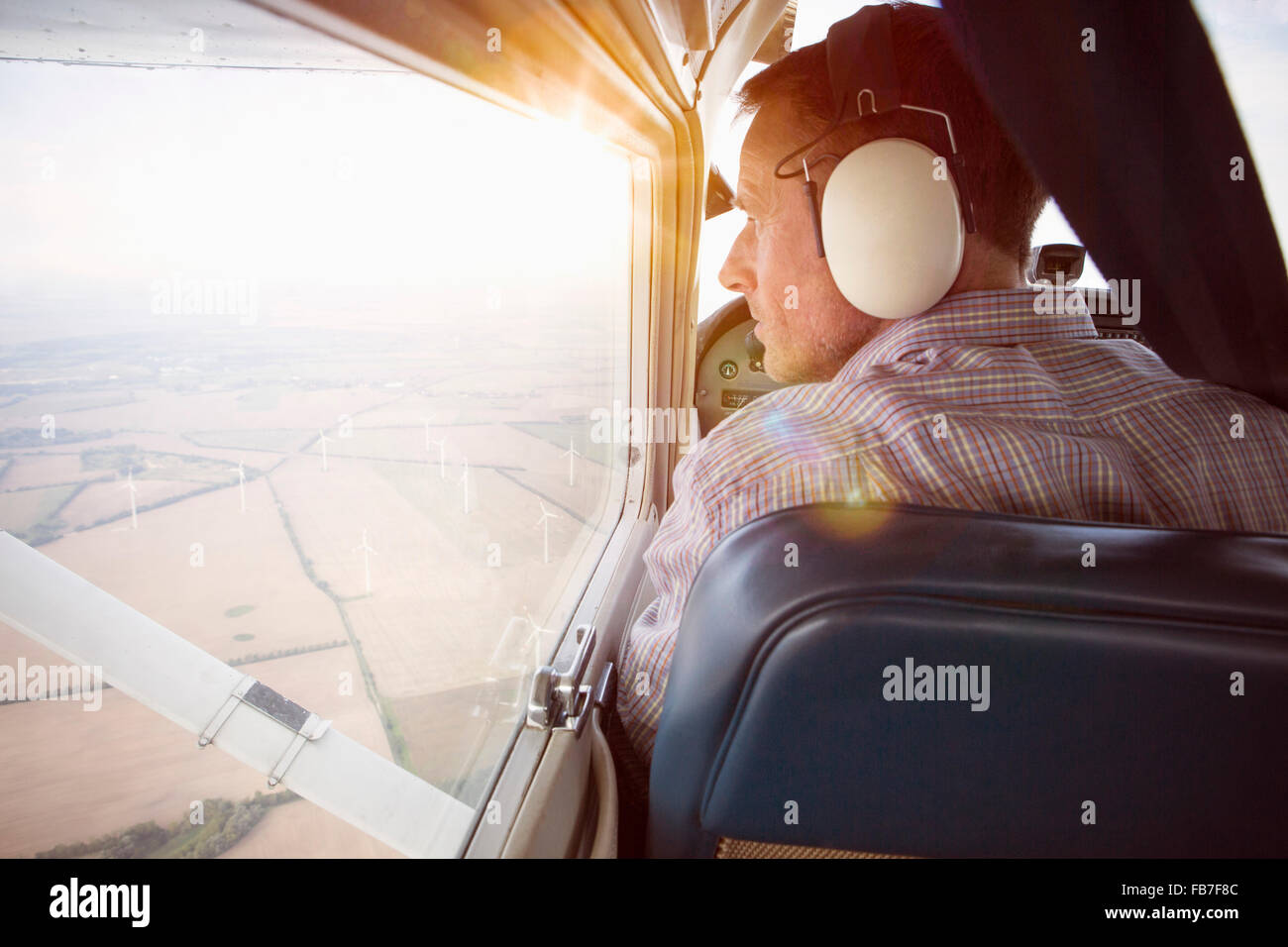 Rückansicht des Menschen durch private Flugzeugfenster Stockfoto
