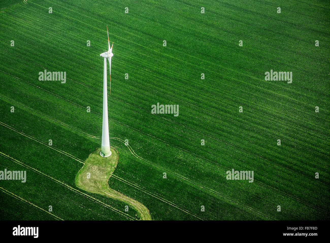 Erhöhte Ansicht der Windkraftanlage auf grüne Landschaft Stockfoto