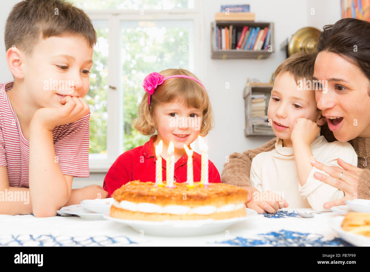 Familie feiern Geburtstag zu Hause Stockfoto