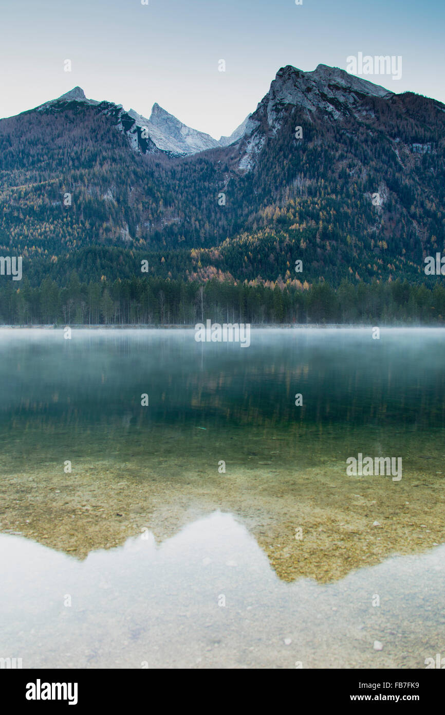 Idyllischer Blick auf See Hintersee und Berge Stockfoto