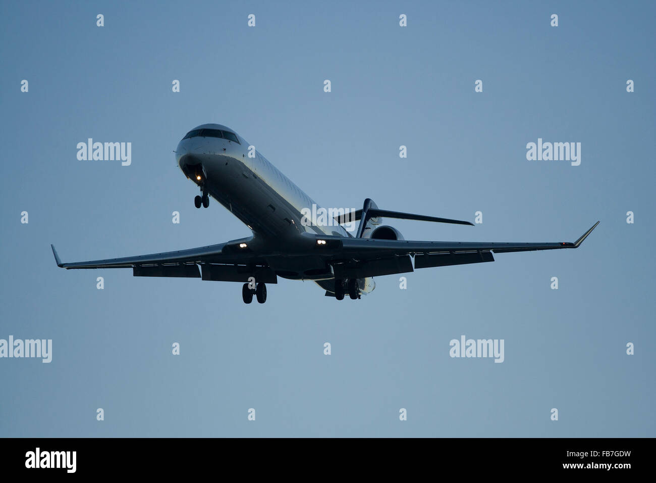 Lufthansa Canadair CRJ 900 am frühen Morgen Landung am Flughafen Genf-Cointrin Stockfoto