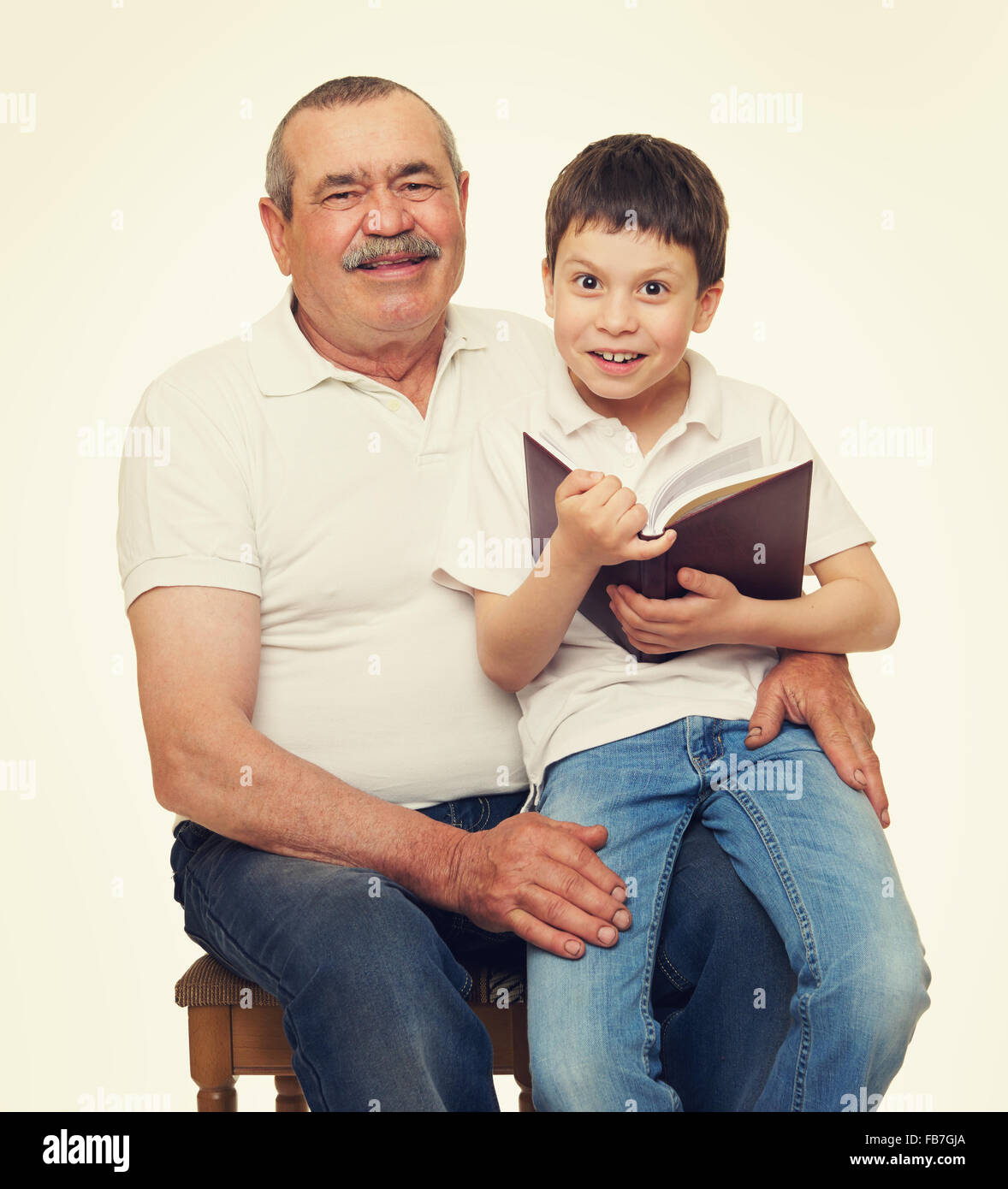 Großvater und Enkel Buch auf weiß Stockfoto
