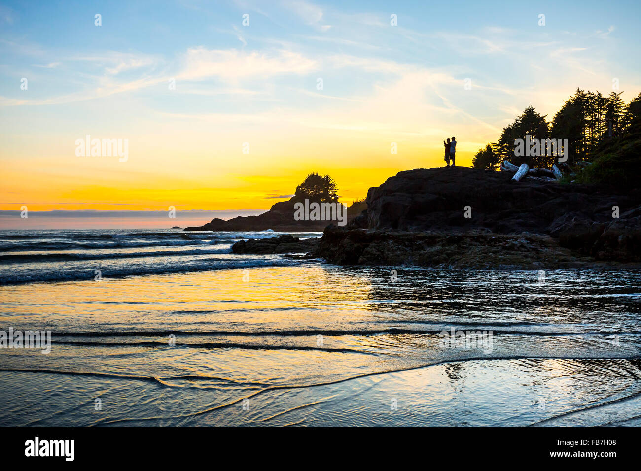 Nordamerika, Kanada, British Columbia, Vancouver Island, Tofino, Cox Bay, zwei Männer, die Landschaft zu fotografieren Stockfoto
