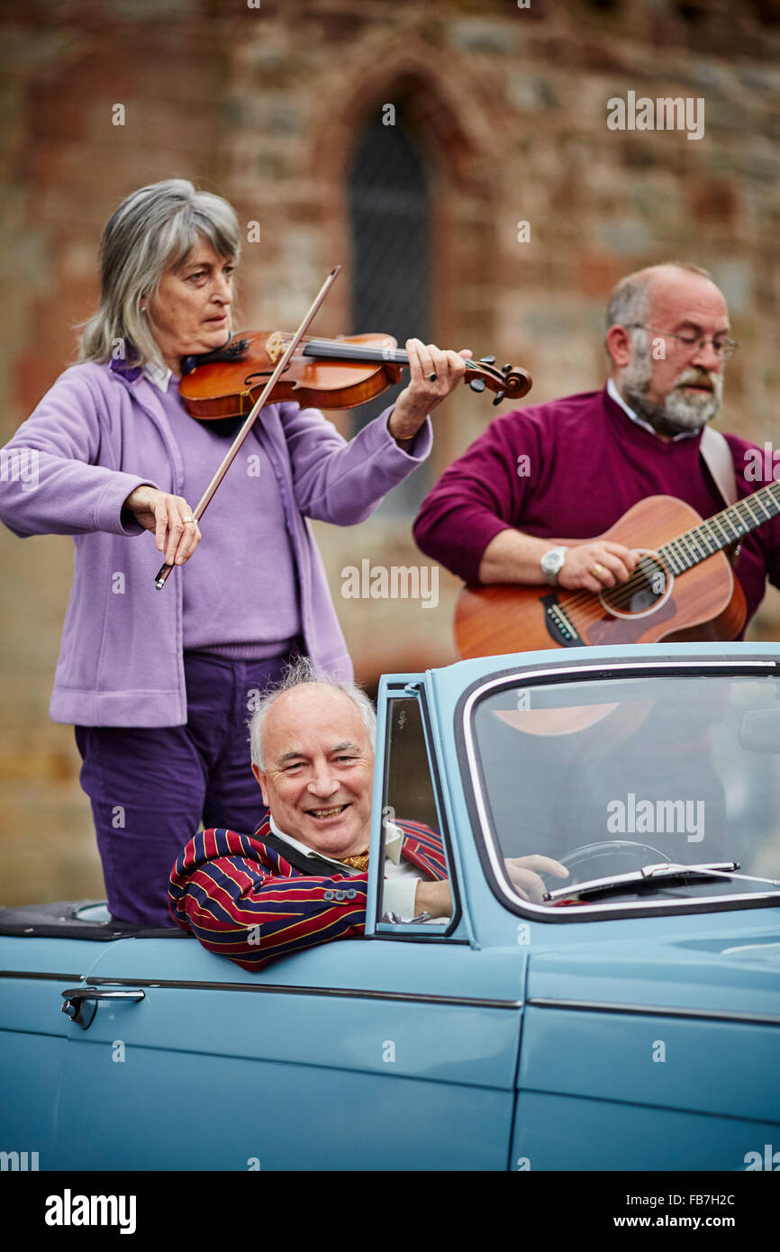 BBC Music Day "für die Liebe zur Musik" Hadrianswall Sound 2015 bei Lanercost Priory Triumph Hearld Cabrio Violine Duett M Stockfoto