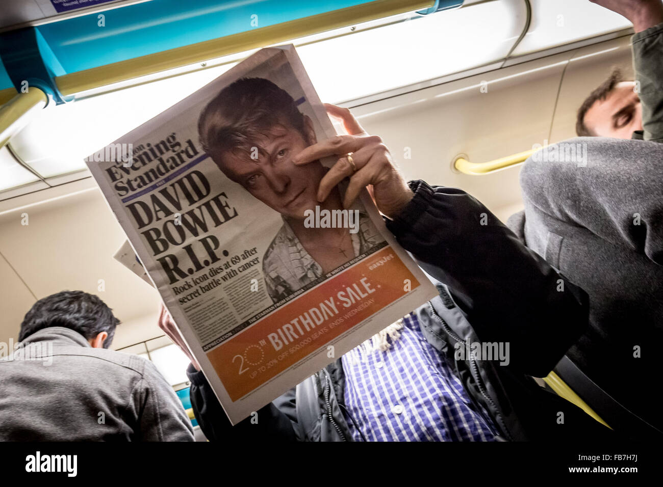 London, Großbritannien. 11. Januar, 2016. Titelseite der London Evening Standard-Zeitung auf der U-Bahn gesehen, bei der Bekanntgabe der Tod des legendären Britischen Sänger David Bowie (1947-2016) Credit: Guy Corbishley/Alamy leben Nachrichten Stockfoto