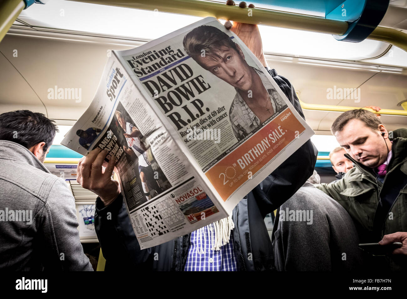 London, Großbritannien. 11. Januar, 2016. Titelseite der London Evening Standard-Zeitung auf der U-Bahn gesehen, bei der Bekanntgabe der Tod des legendären Britischen Sänger David Bowie (1947-2016) Credit: Guy Corbishley/Alamy leben Nachrichten Stockfoto
