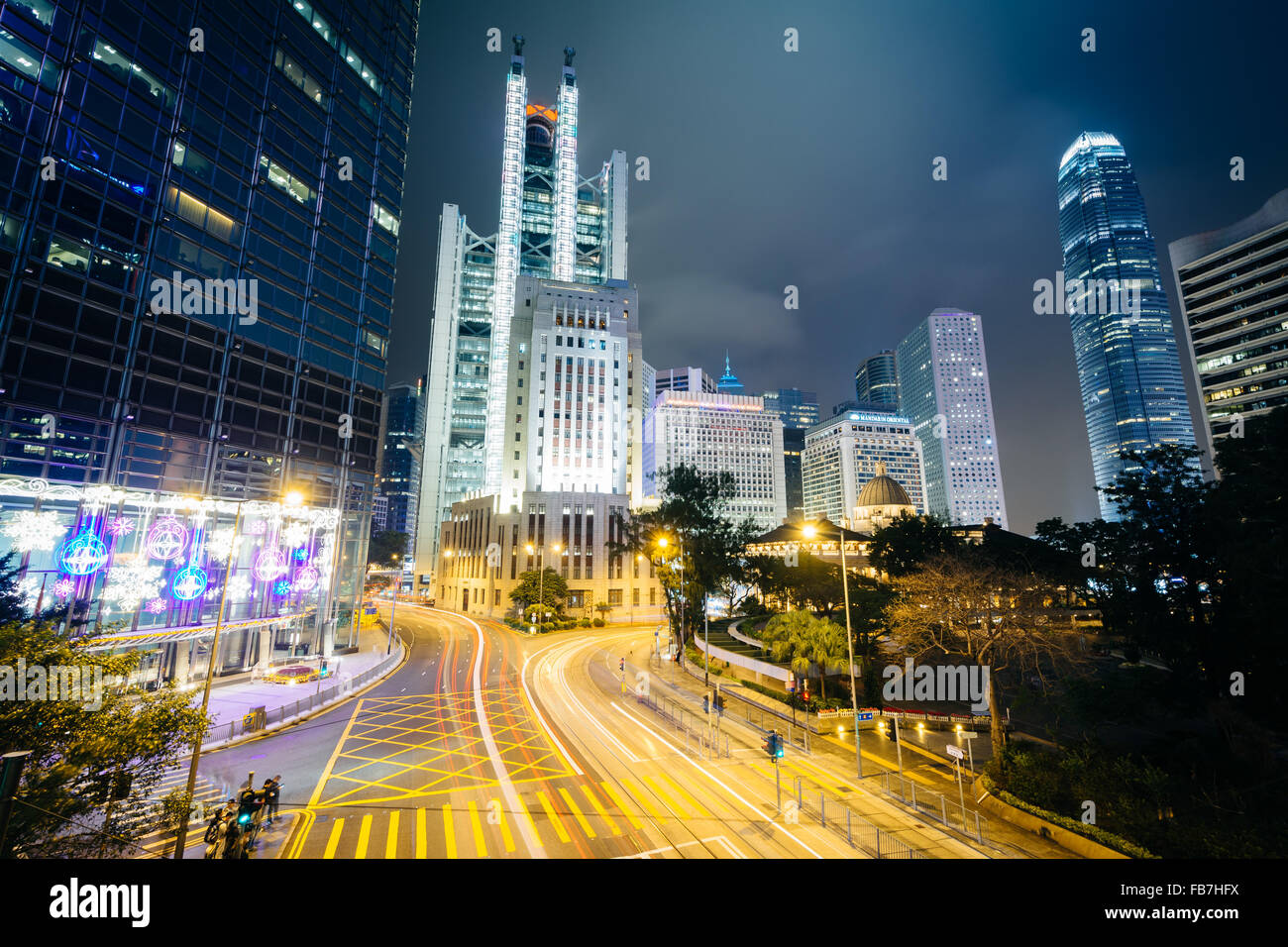 Langzeitbelichtung einer Kreuzung und modernen Wolkenkratzern in der Nacht, am Central, Hong Kong, Hong Kong. Stockfoto