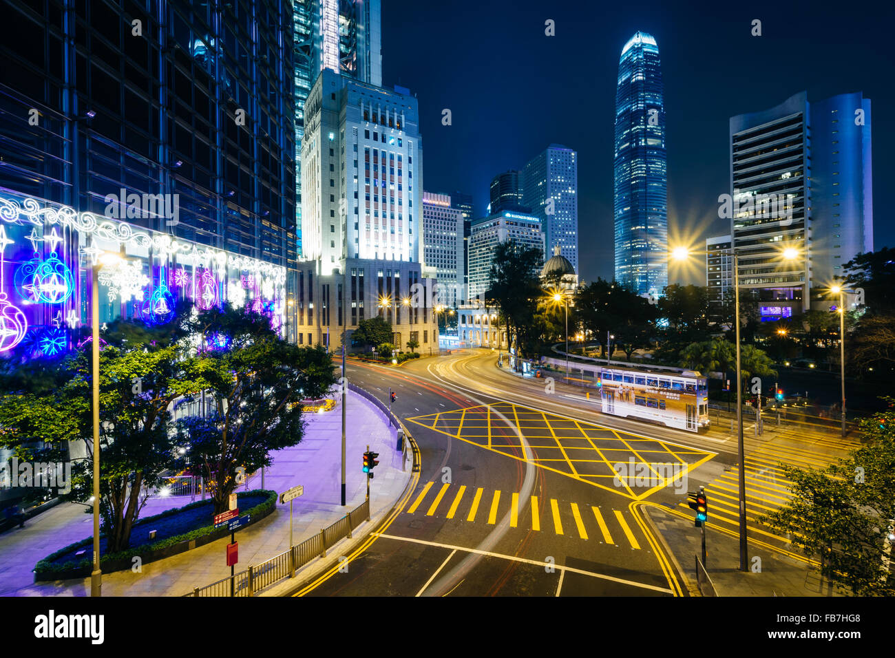 Langzeitbelichtung einer Kreuzung und modernen Wolkenkratzern in der Nacht, am Central, Hong Kong, Hong Kong. Stockfoto