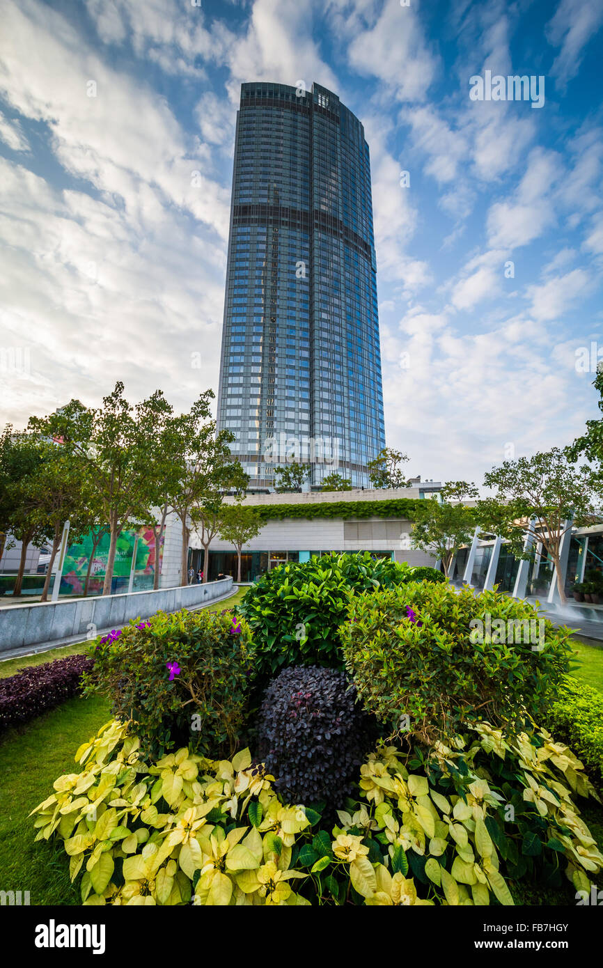 Garten und moderne Wolkenkratzer im Central, Hong Kong, Hong Kong. Stockfoto