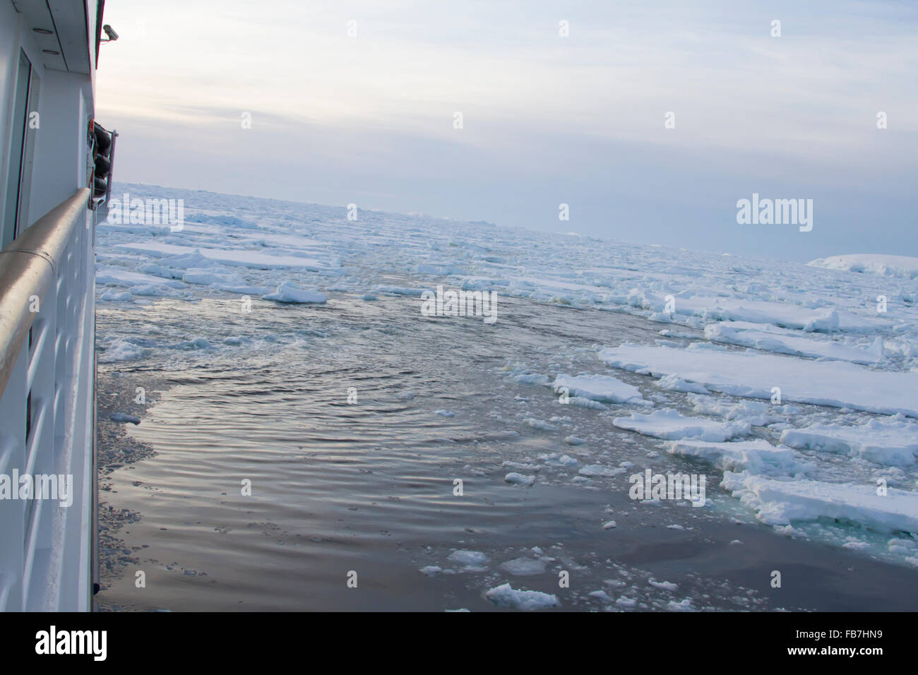 Passagierschiff verlassen Pack Eisfeld in der Antarktis. Stockfoto