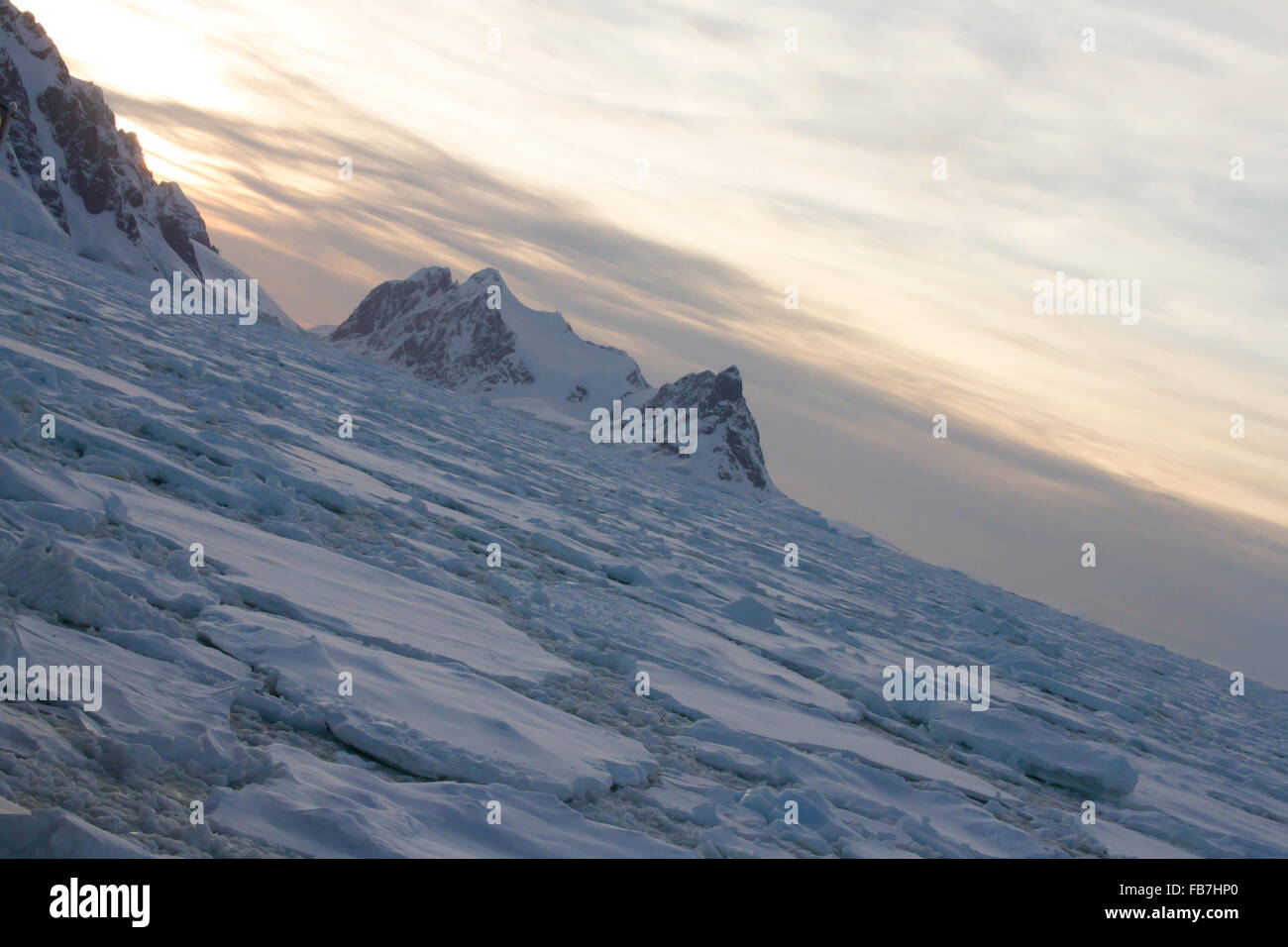 Eisfeld an Mündung des Lemaire-Kanal bei Sonnenuntergang. Stockfoto