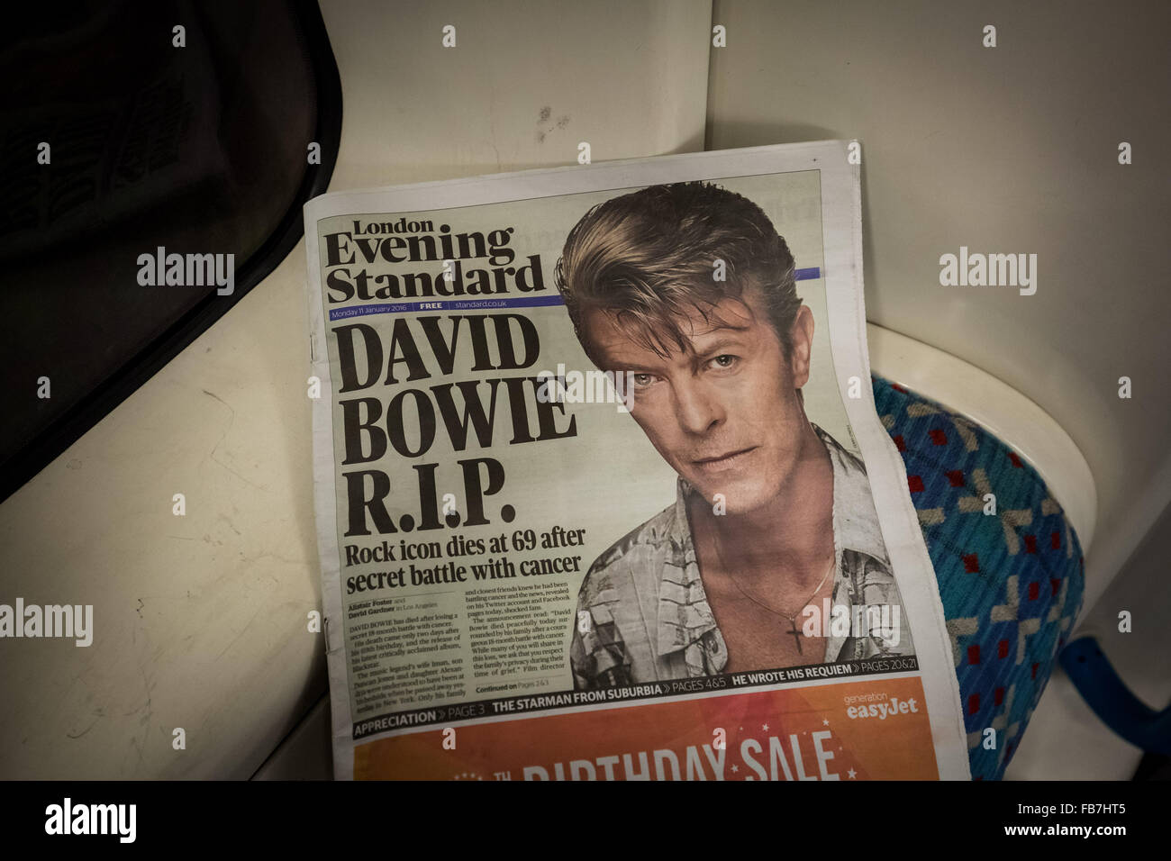 London, Großbritannien. 11. Januar, 2016. Titelseite der London Evening Standard-Zeitung auf der U-Bahn gesehen, bei der Bekanntgabe der Tod des legendären Britischen Sänger David Bowie (1947-2016) Credit: Guy Corbishley/Alamy leben Nachrichten Stockfoto