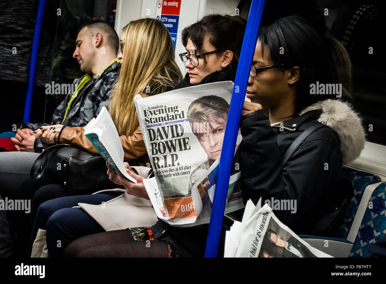 London, Großbritannien. 11. Januar, 2016. Titelseite der London Evening Standard-Zeitung auf der U-Bahn gesehen, bei der Bekanntgabe der Tod des legendären Britischen Sänger David Bowie (1947-2016) Credit: Guy Corbishley/Alamy leben Nachrichten Stockfoto