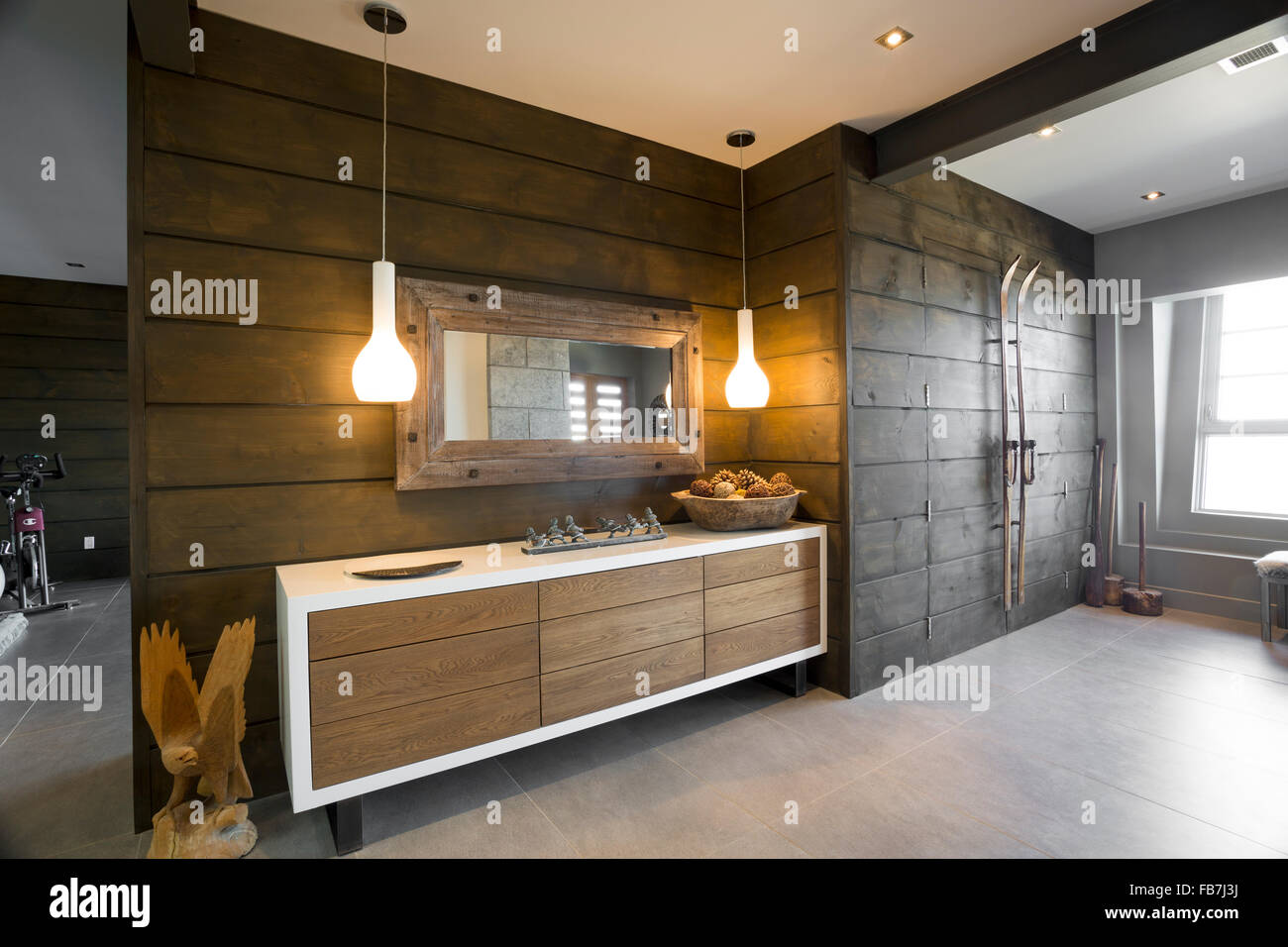 Nordamerika, Kanada, Ontario, Holz Wand und Schrank in einem modernen Haus Stockfoto