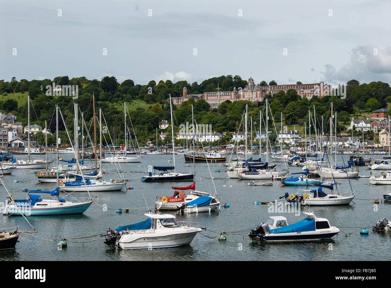 Der Fluss Dart mit Blick in Richtung Britannia Royal Naval College in Dartmouth (BRNC), Devon, England. VEREINIGTES KÖNIGREICH. Stockfoto